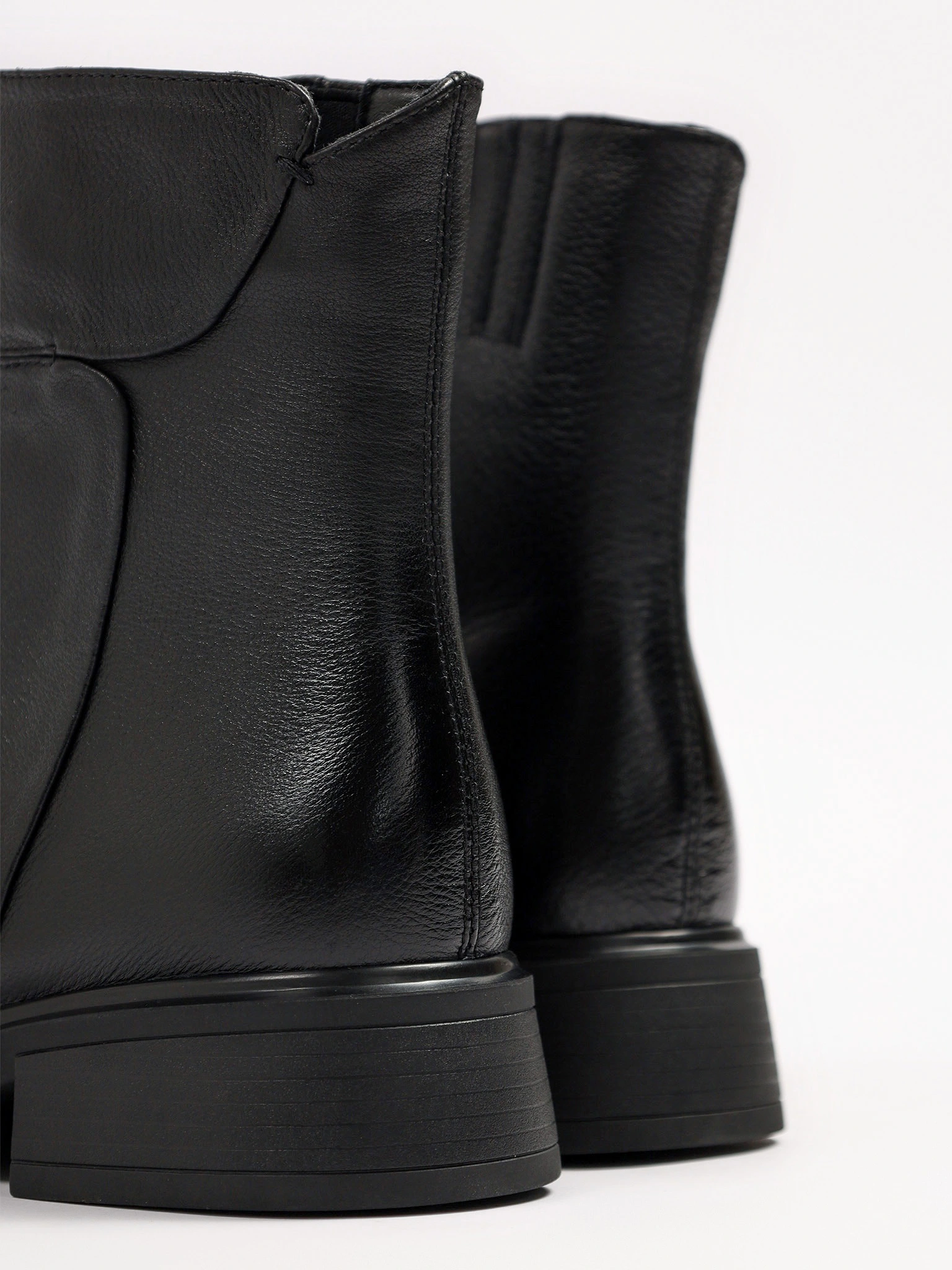 Ботинки черного цвета на среднем широком каблуке